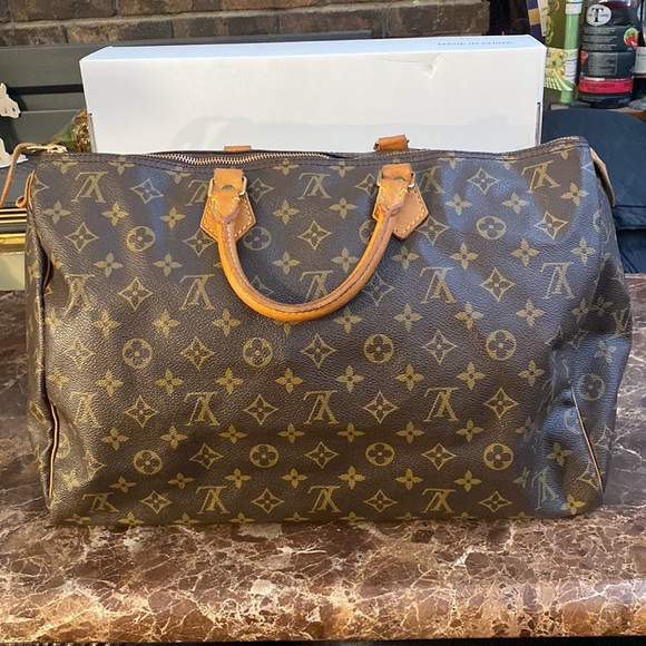 Authentic Louis Vuitton Monogram Speedy 40 - Picture 9 of 15